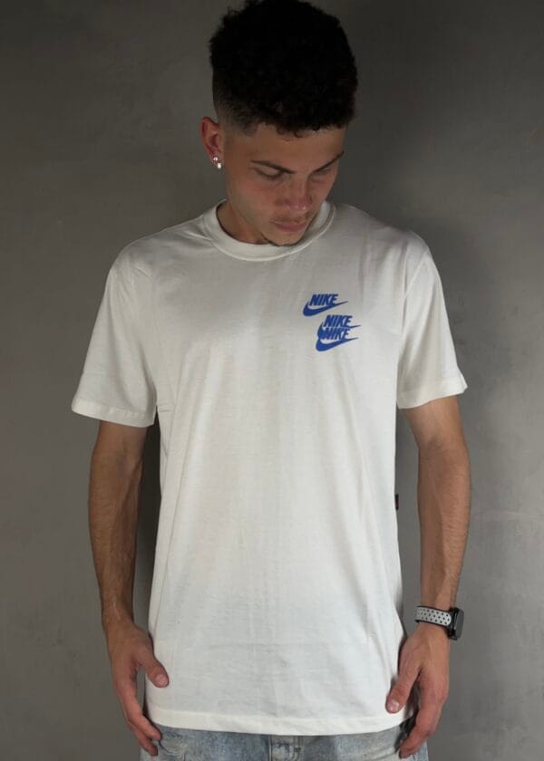 Camiseta WORLD TOUR - Imagem 5
